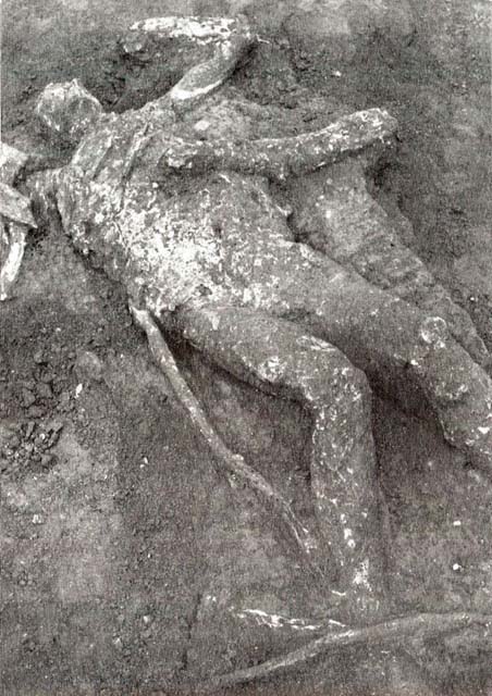 Cast of body found outside Porta Nola near tomb of Obellius Firmus.

See De Caro S., 1976. Scavi nell’area fuori Porta Nola a Pompei: Cronache Pompeiane V, (fig. 25). 